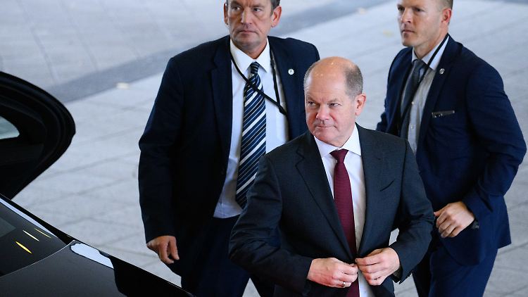 Olaf Scholz mit zwei Personenschützern - zurzeit gibt es rund 500 von ihnen, die Spitzenpolitiker bewachen. 