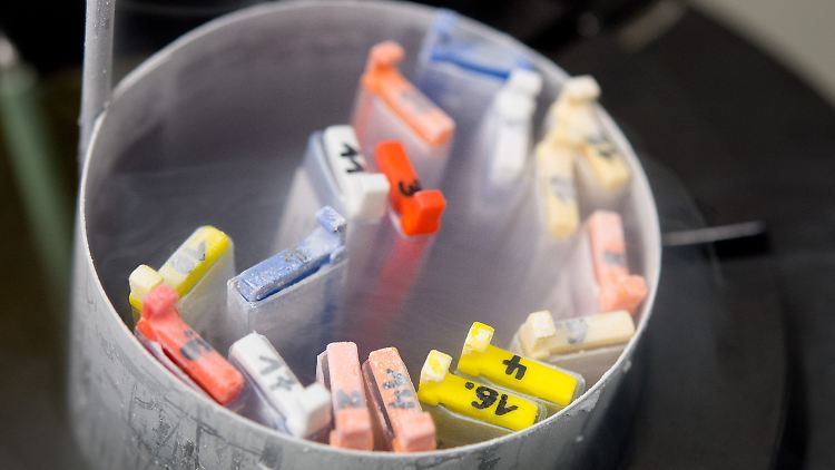 Kassetten mit eingefrorenen Eizellen in einem Stickstoffbehälter in einem Labor im Universitätsklinikum Tübingen.