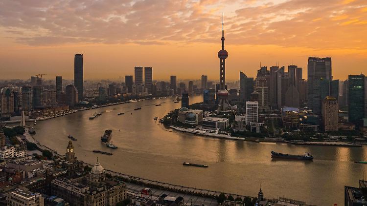 Schiffe fahren am frühen Morgen über den Huangpu-Fluss in Shanghai.