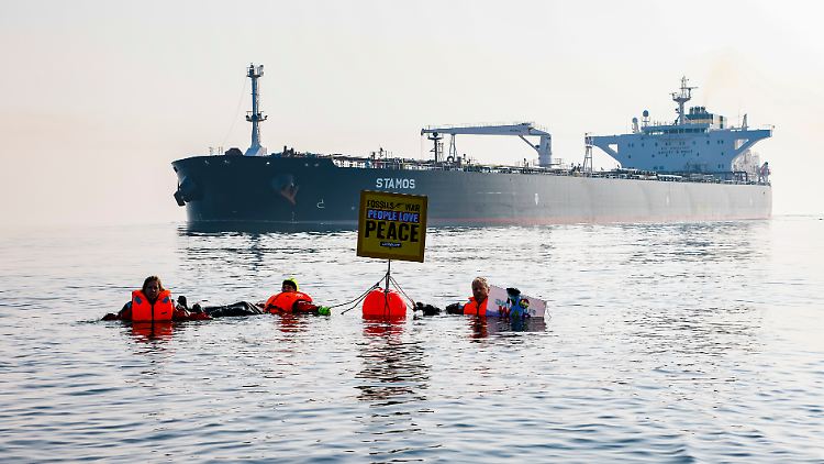 Greenpeace-Aktivisten demonstrieren im März 2022 in der Ostsee vor einem Schiff, das russisches Öl transportiert.