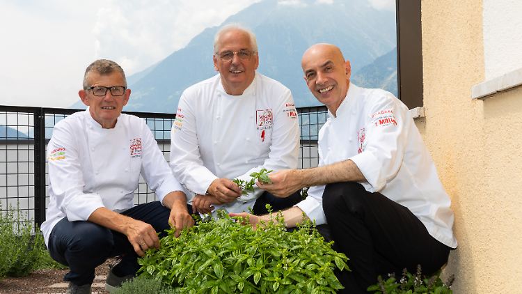 Helmut Bachmann, Heinrich Gasteiger und Gerhard Wieser (v.l.) sind das "So kocht Südtirol"-Team und widmen sich mit Können und Leidenschaft ihrer Heimatküche.
