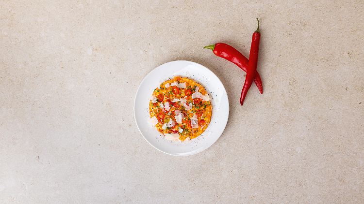 Das Risotto mit Peperonicreme schmeckt Vegetariern und als Beilage zu gebratenem Geflügel auch Fleisch-Fans.