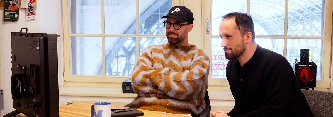Mark Forster und Igor Levit beobachten das emotionale Treiben aus der Ferne.