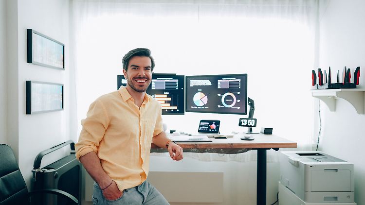 Mit einem höhenverstellbaren Schreibtisch wird das Arbeiten im Homeoffice dynamischer und rückenschonender.