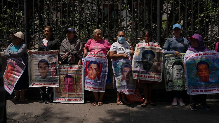 Angehörige der 43 verschwundenen Studenten aus Ayotzinapa protestieren vor dem Innenministerium in Mexiko-Stadt.