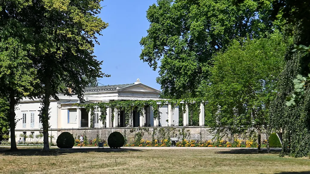 Das-Schloss-Charlottenhof-im-suedwestlichen-Teil-vom-Park-von-Sanssouci