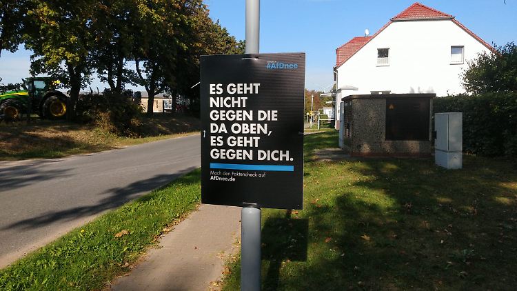 Ein AfDnee-Plakat an einer Landstraße in Brandenburg.