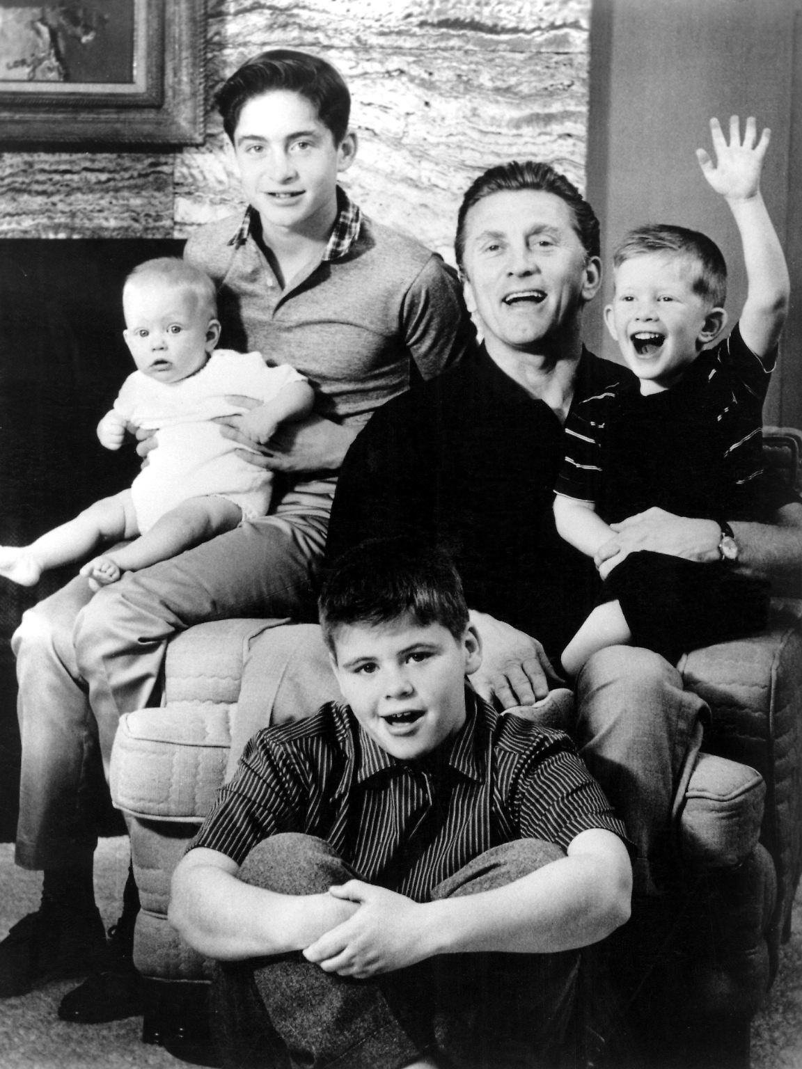 Na, wer ist auf diesem Familienschnappschuss wohl Michael Douglas? Der winkende Knirps mit dem Hollywood-Grinsen, der Vater und Brüdern auf dem Foto die Show stiehlt? Weit gefehlt. Es ist der etwas linkisch wirkende Jüngling mit dem schüchternen Lächeln links im Bild. Aller Anfang ist halt schwer, vor allem …