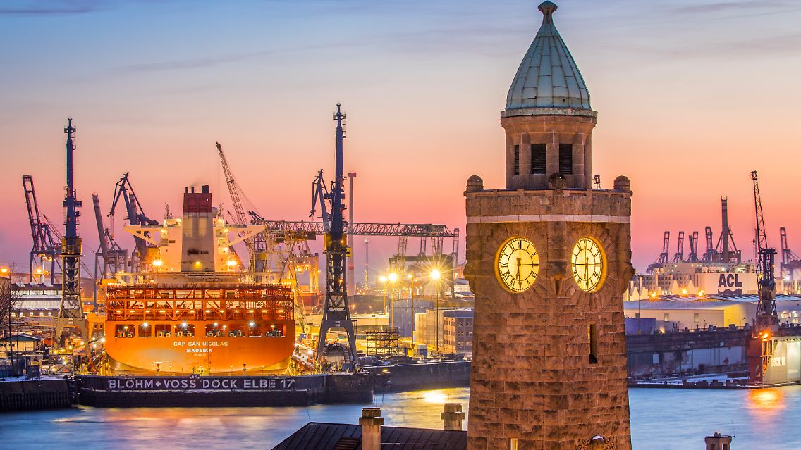 Willkommen in Hamburg - Heimat des größten deutschen Hafens, der von vielen Stellen der Stadt aus in Sichtweite ist. Hier ist zudem der markante Turm der St. Pauli Landungsbrücken zu sehen.