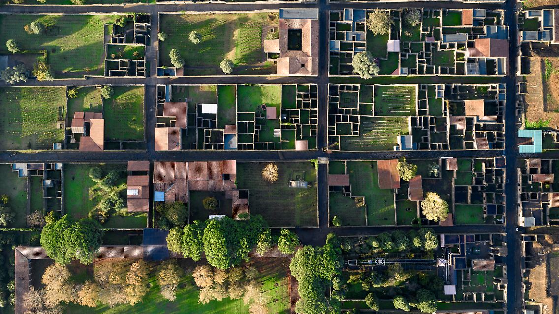 Ausfotografiert? Nein, Pompeji ist die am besten erhaltene Ruinenstadt der Welt und steckt noch immer voller aufregender Perspektiven. Der Architekturfotograf Hans Georg Esch stellt raffinierte Sichtachsen her.