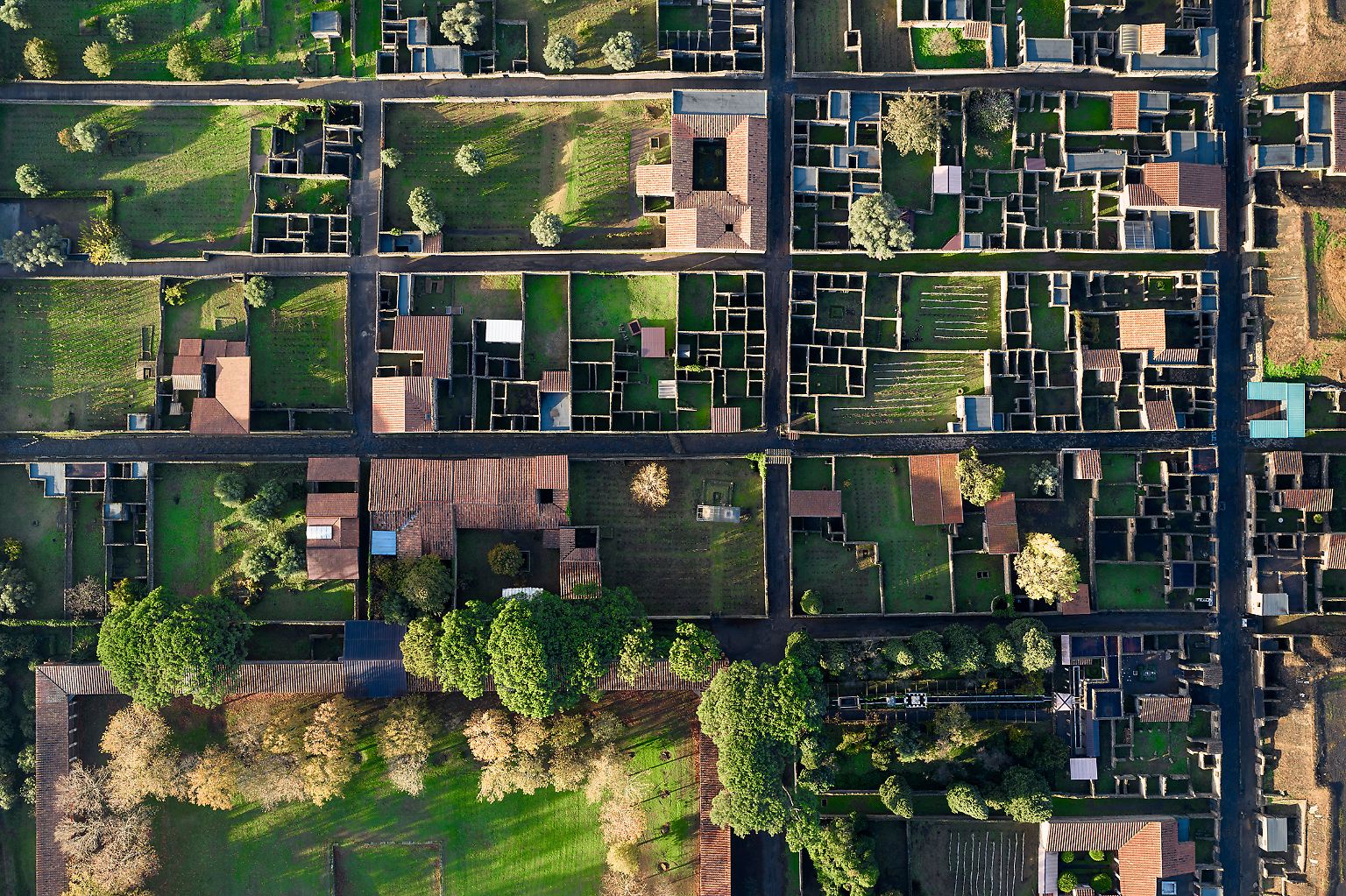 Ausfotografiert? Nein, Pompeji ist die am besten erhaltene Ruinenstadt der Welt und steckt noch immer voller aufregender Perspektiven. Der Architekturfotograf Hans Georg Esch stellt raffinierte Sichtachsen her.
