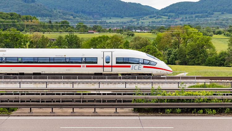 Um mehr Menschen zum Umstieg vom Auto auf die Schiene zu bewegen, braucht es bei der Bahn Verbesserungen. 