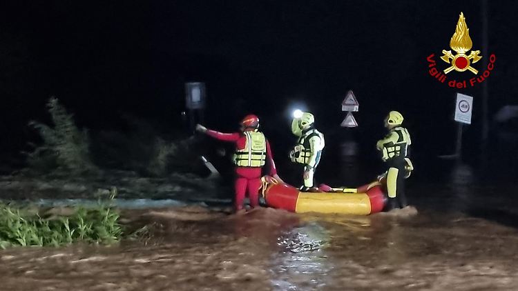 Die Suche nach den beiden Vermissten läuft seit der Nacht, wie der Feuerwehr-Sprecher sagte.