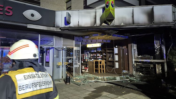 Das Lokal ging nach der Explosion in Flammen auf, Fenster und Türen wurden zerstört. 