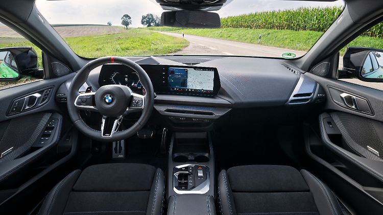 Natürlich finden die Passagiere in der neuen BMW-Einser-Reihe das "Curved Display" vor. Schlechte Zeiten also für Fans des mechanischen Anzeigewerks.
