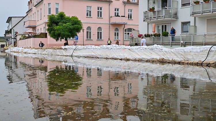 Im brandenburgischen Eisenhüttenstadt lag der Pegel der Oder am Morgen bereits bei 6,40 Meter, Tendenz steigend. 