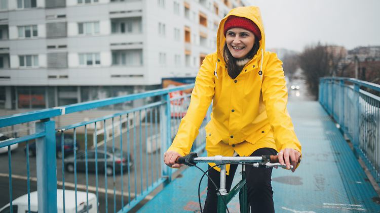Diese Regenhosen bringen Radfahrer trocken ans Ziel.