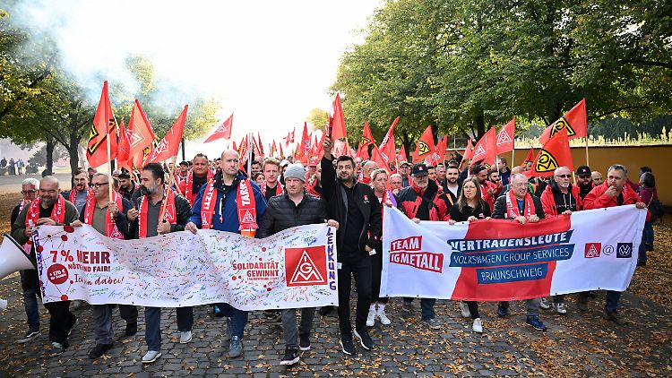 Mitarbeiter von Volkswagen gehen vor Beginn der Tarifverhandlungen in Hannover auf die Straße.
