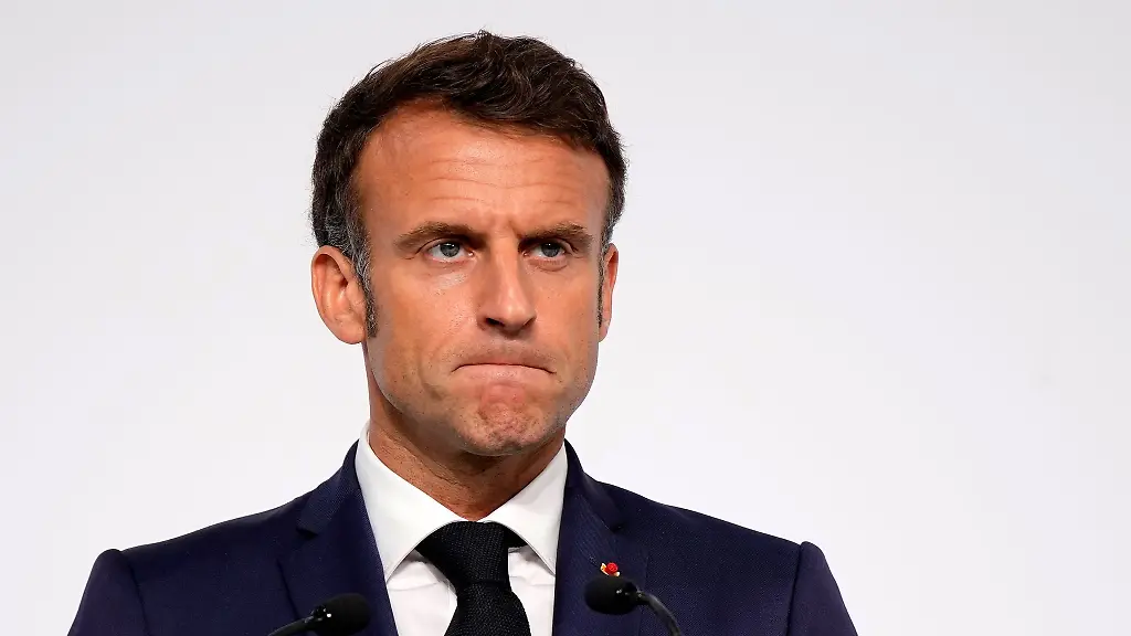 Praesident-Emmanuel-Macron-spricht-sich-fuer-Einheitskleidung-an-Frankreichs-Schulen-aus