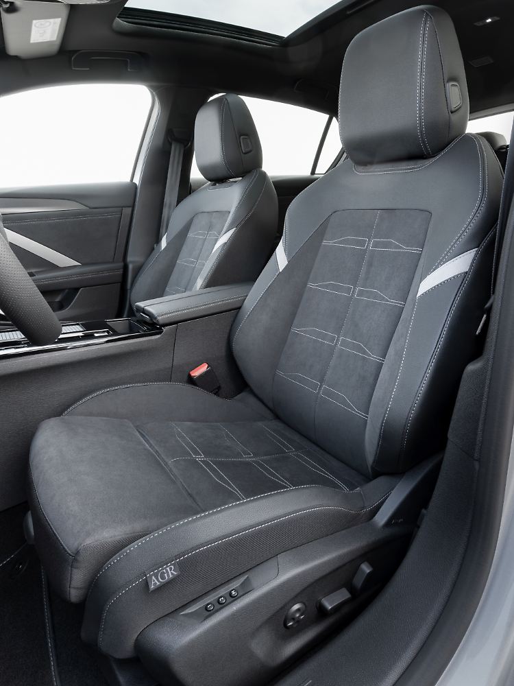 Den AGR-Sitz im Astra, hier die mit Velours bezogene Sport-Aktiv-Version der Ausstattung Ultimate, empfinden Vielfahrer als echten Gewinn.