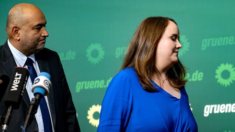 Und Abgang: Nouripour und Lang verlassen nach ihrer Rücktrittserklärung die Bühne der Parteizentrale.