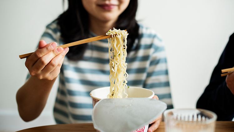 Für Essen versuchen die jungen Chinesinnen und Chinesen so wenig Geld auszugeben wie möglich.