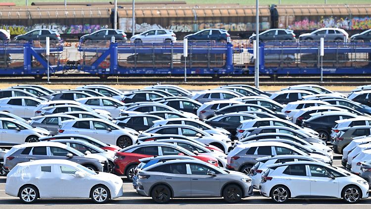 Neue Elektroautos auf einem Platz im Volkswagen-Werk in Zwickau
