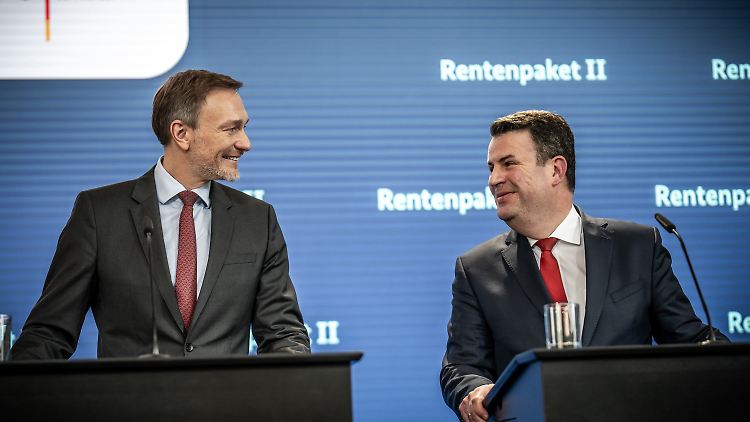 Inzwischen nicht mehr so gut gelaunt: Finanzminister Christian Lindner von der FDP und SPD-Arbeitsminister Hubertus Heil bei der Vorstellung des Rentenpakets II im März dieses Jahres. Jetzt will die FDP nachverhandeln.
