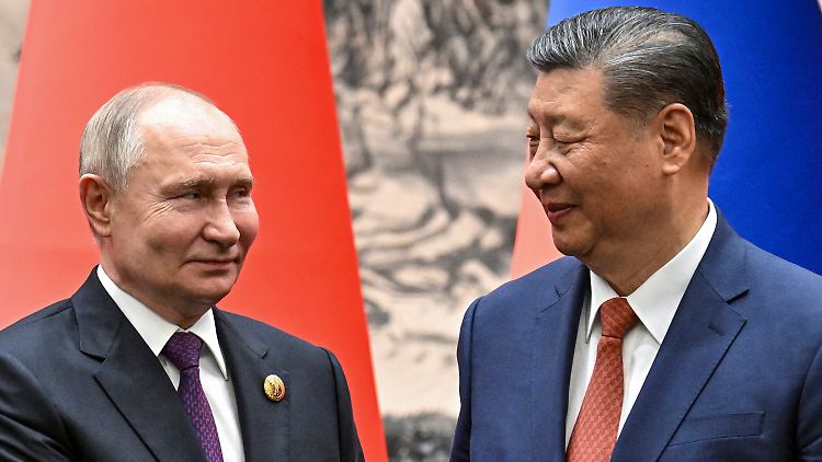 Der chinesische Präsident Xi (r.) und der russische Machthaber Putin vor ihrem Gespräch in Peking im Mai. 