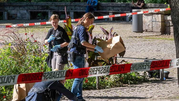Polizisten sichern am Tatort im Alten Botanischen Garten in München Spuren. 