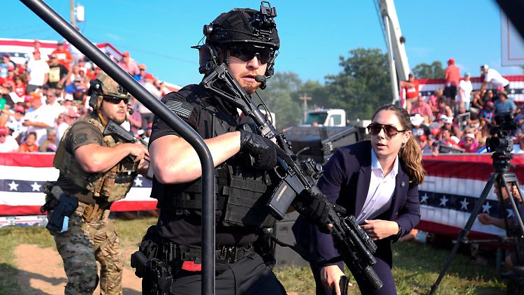 Agenten des Secret Service kurz nach dem versuchten Attentat auf Trump bei einer Wahlkampfveranstaltung in Butler im Juli.