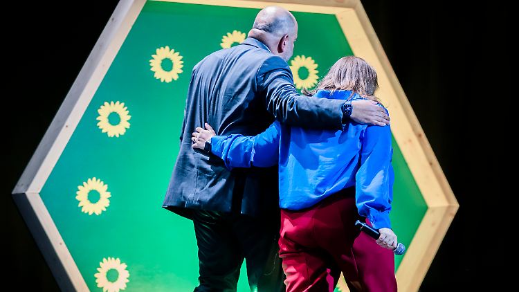 "Es braucht einen Neustart.": Ricarda Lang und Omid Nouripour räumen die Bühne - die Reaktionen darauf sind vielfältig.