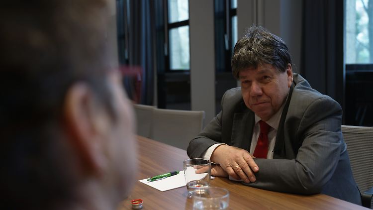 Mit Perücke begibt sich der AfD-Politiker ins Gespräch. 