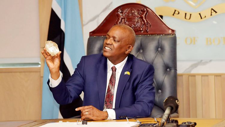 Der botsuanische Präsident Mokgweetsi Masisi hält den 2492 Karat schweren Diamanten.