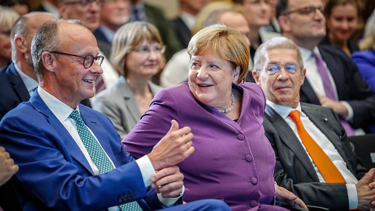 Merkel mit ihrem Ehemann Joachim Sauer (r.) und CDU-Chef Friedrich Merz.