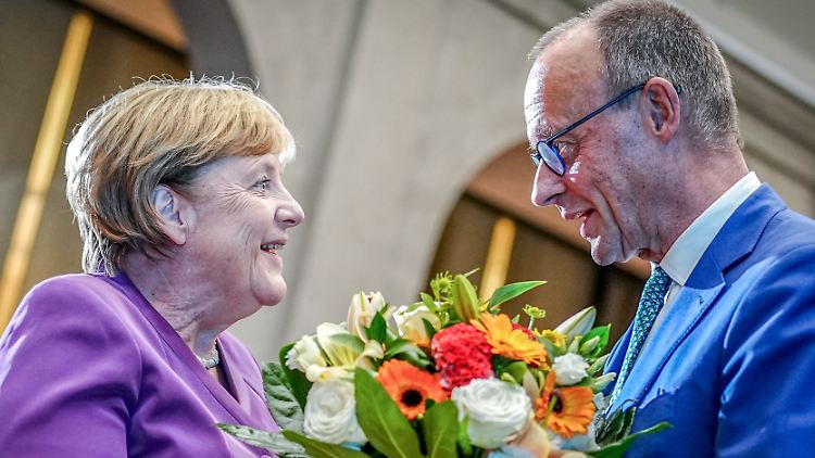 "Wir hatten Höhen und Tiefen": Merkel und Merz zeigen demonstrative Freundlichkeit. 