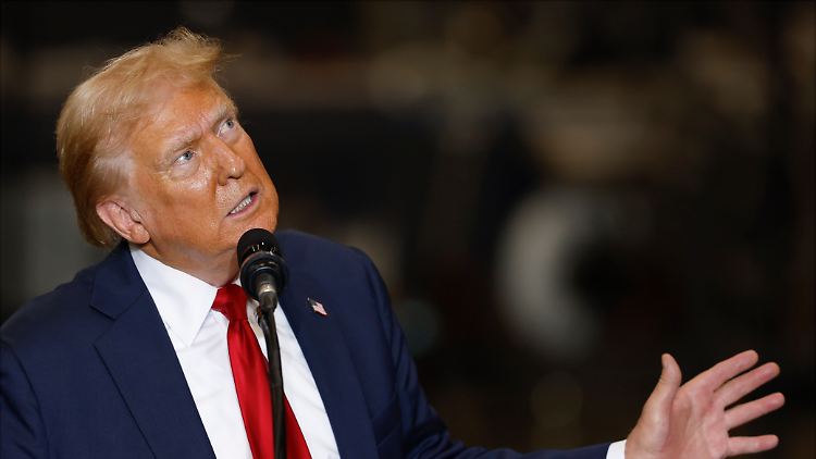 Trump behauptet in North Carolina, Kamala Harris wolle "amerikanische Kinder" an die Ukraine-Front schicken.