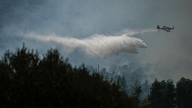 Nach Raketenbeschuss aus dem Libanon bekämpft ein israelisches Löschflugzeug Brände nahe der Stadt Safed. 