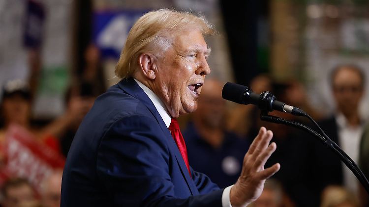 Donald Trump wurde vom Schützen knapp verfehlt, stattdessen starb ein Mann im Publikum.