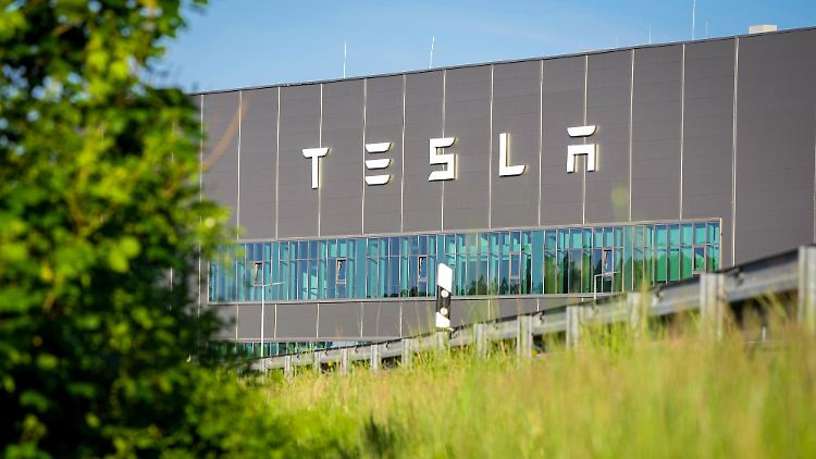 Die IG Metall rückt die hohe Arbeitsbelastung bei Tesla in Grünheide in den Fokus.