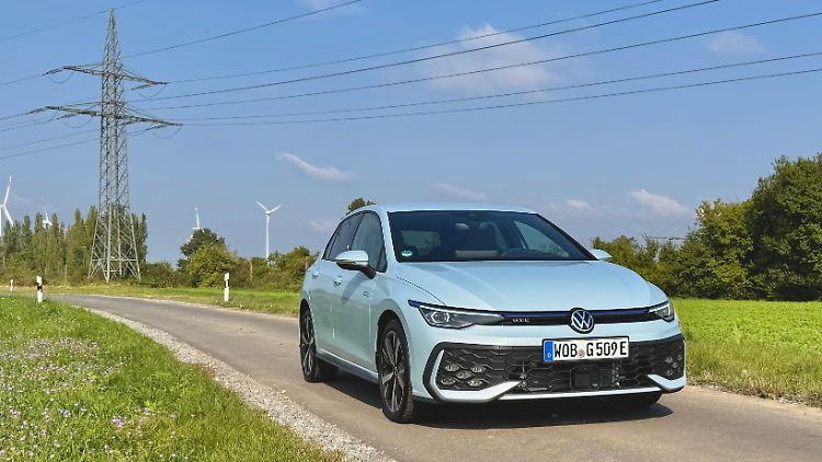 Der Volkswagen Golf sieht auch nach der Überarbeitung gefällig aus. Der starke Plug-in-Hybrid namens GTE besticht durch seine sportliche Frontschürze.