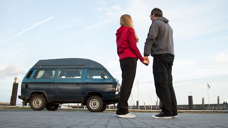 Teamarbeit hilft beim Wohnmobilbau in Eigenregie - genauso wie das Berücksichtigen des einen oder anderen Profitipps. 