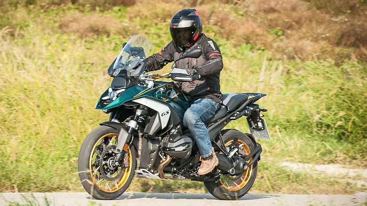 Bei der BMW R 1300 GS wurde eine Kupplungsautomatik für das Schaltgetriebe installiert.