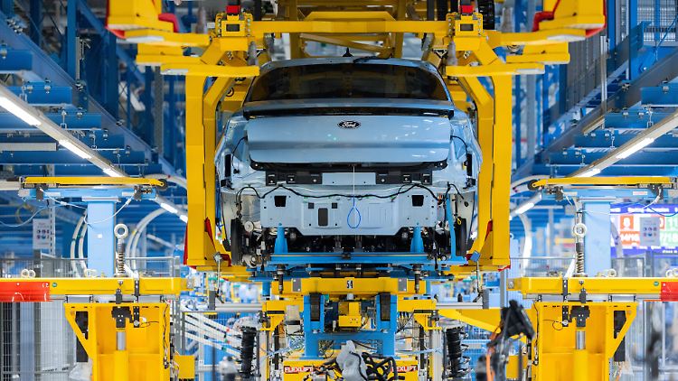 Viele Haushalte sparen aktuell lieber, als zu konsumieren - mit Folgen für die Wirtschaft.