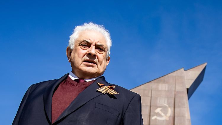 Mit nationalistischem Sankt-Georgs-Band vor den Insignien der Sowjetunion: Netschajew besuchte am 9. Mai dieses Jahres das Sowjetische Ehrenmal in Berlin.
