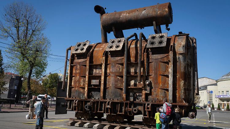 Ein verbrannter Transformator aus einem Kraftwerk, das bei einem russischen Raketenangriff auf das ukrainische Energiesystem beschädigt wurde, in Kiew. 