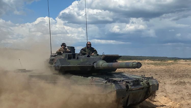 Bundesverteidigungsminister Pistorius trifft in einem Leopard 2-Panzer auf dem Truppenübungsplatz ein.