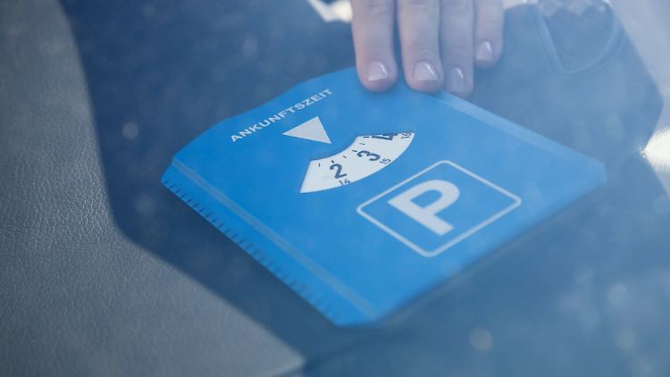 Das Auto muss erst bewegt werden, bevor die Parkscheibe erneut gestellt werden kann. Weiterdrehen ist nicht erlaubt!