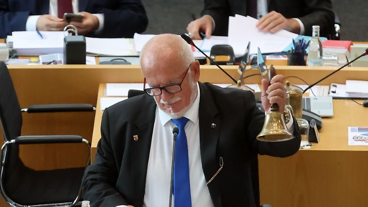 Als Alterspräsident leitet Jürgen Treutler von der AfD die erste Sitzung. In seiner Eröffnungsrede betont er den Anspruch der rechtsextremen Partei in Thüringen auf das Amt des Landtagspräsidenten.