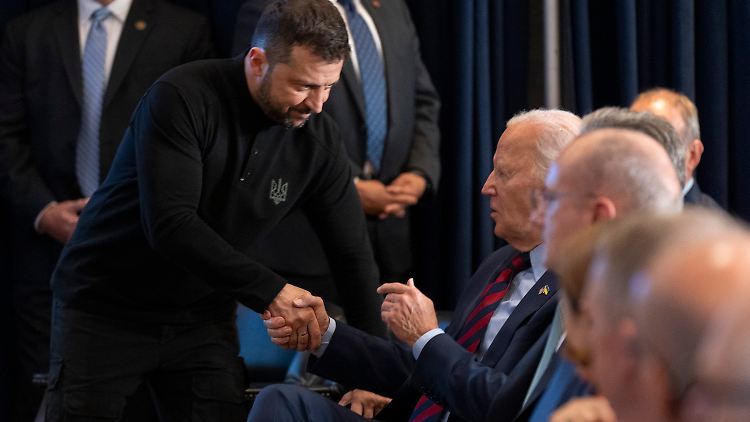 Wird im Oktober selbst am Treffen der Ukraine-Unterstützergruppe teilnehmen: US-Präsident Joe Biden, hier mit dem ukrainischen Präsidenten Wolodymyr Selenskyj. 